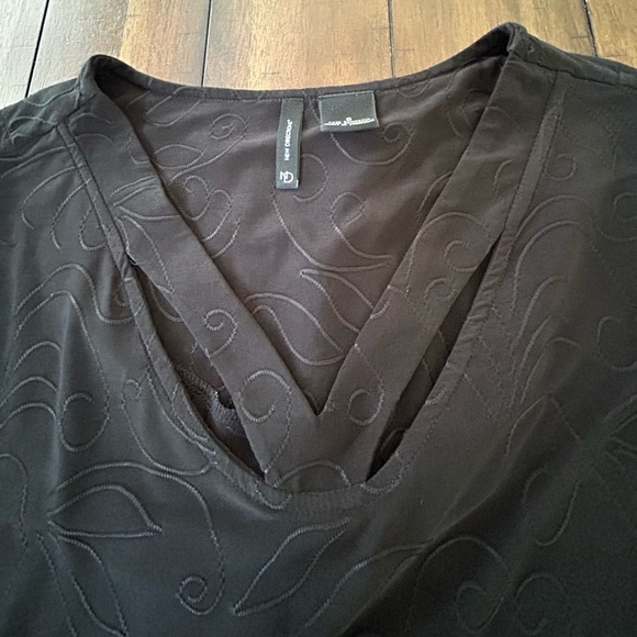 Woman’s black top - Picture 2 of 3